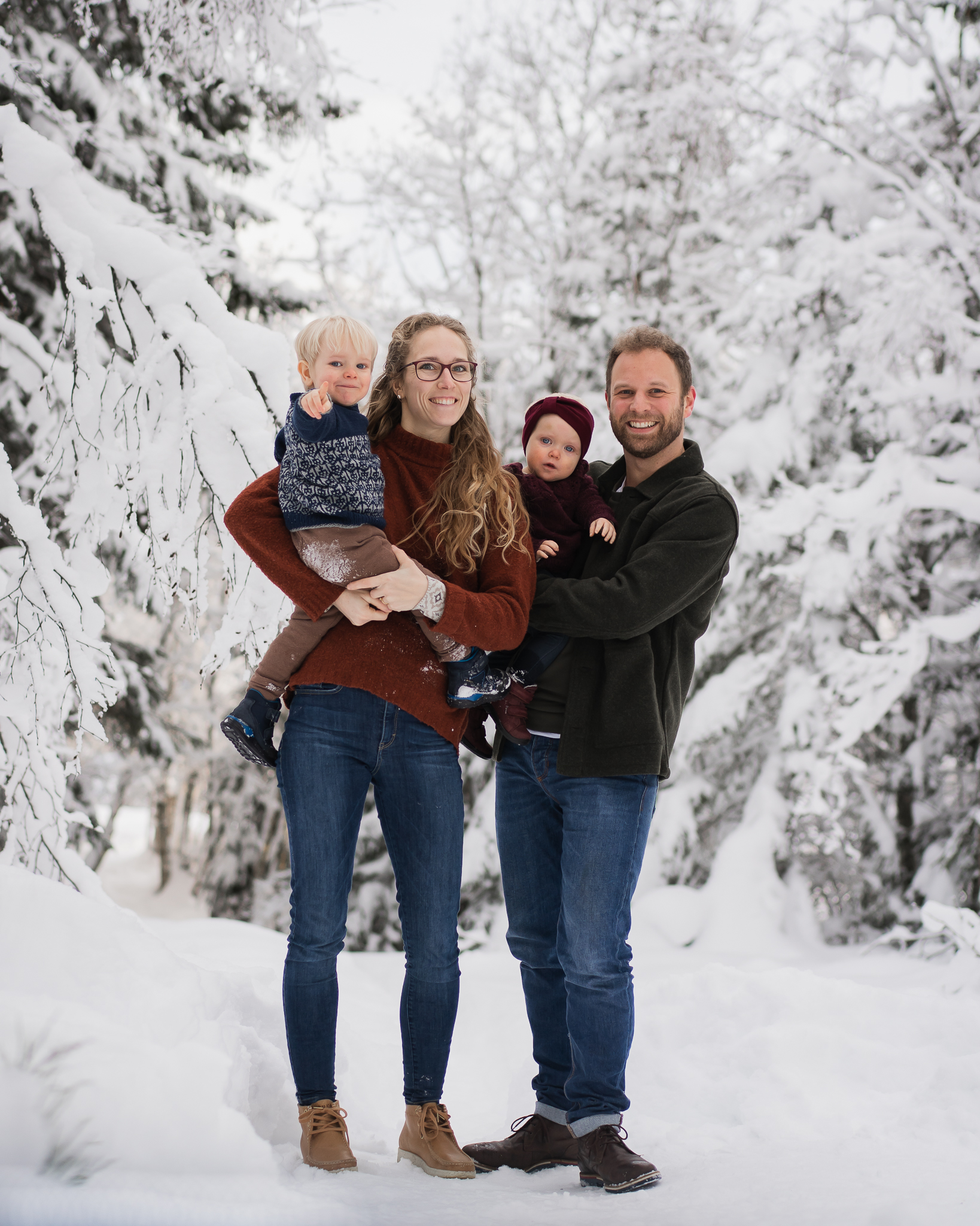 En familie på fire er ude i sneen